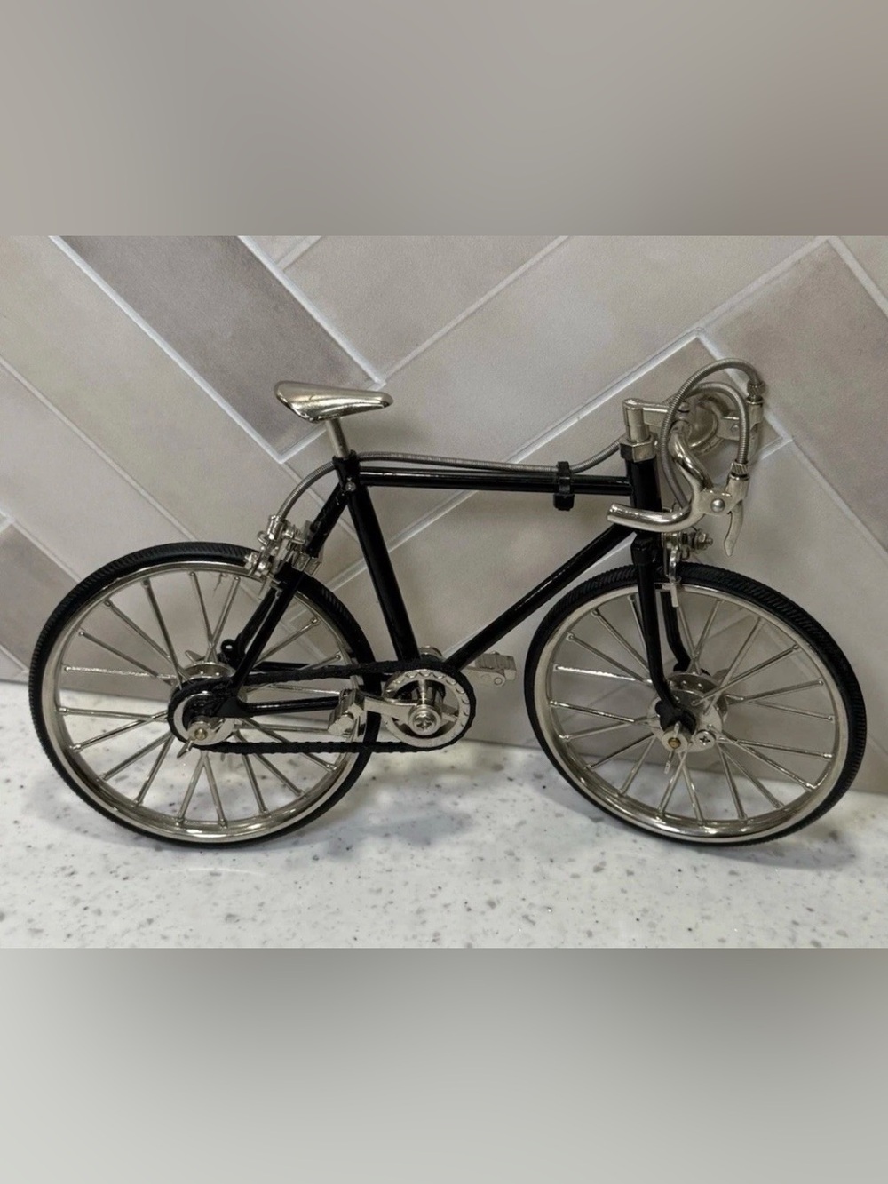 Miniature 7.5" Road Bicycle Model - Working
Parts, Detailed Metal Replica 1:10 - Picture 2 of 12